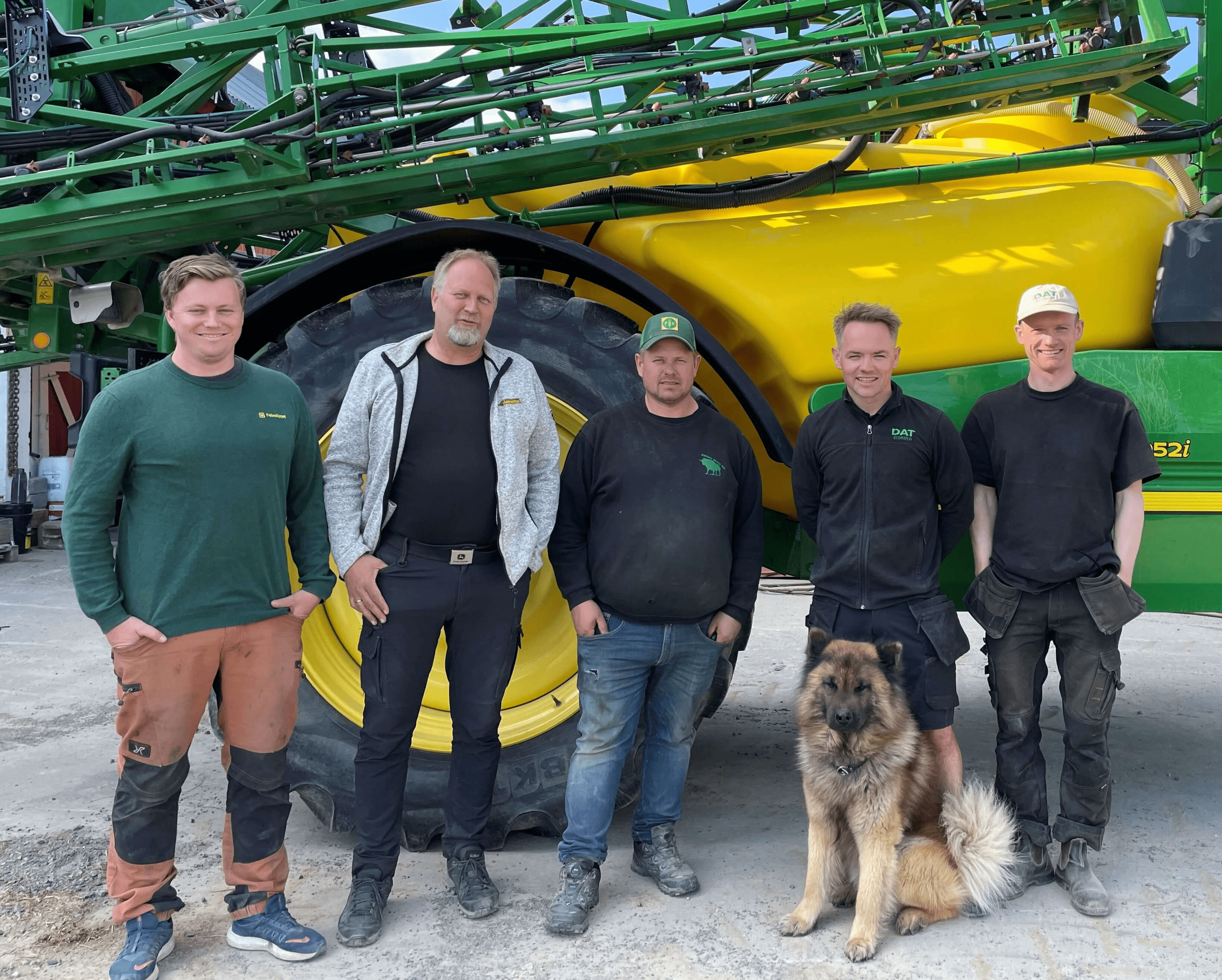 Zespół Dimensions Agri Technologies zebrał się razem, reprezentując innowacje i współpracę w zakresie technologii rolniczej.