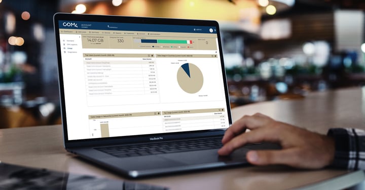 Illustrasjon av en Connectivity Management Platform (CMP) for IoT-konnektivitet som viser et digitalt dashboard med oversikt over IoT-SIM-kort, tilkoblede enheter, dataforbruk, nettverksstatus og varsler. Diagrammet visualiserer hvordan CMP-en sentralt administrerer IoT-enheter på tvers av mobilnett, geografiske områder og SIM-typer (SIM, eSIM og iSIM), med fokus på overvåking, kostnadskontroll og drift.