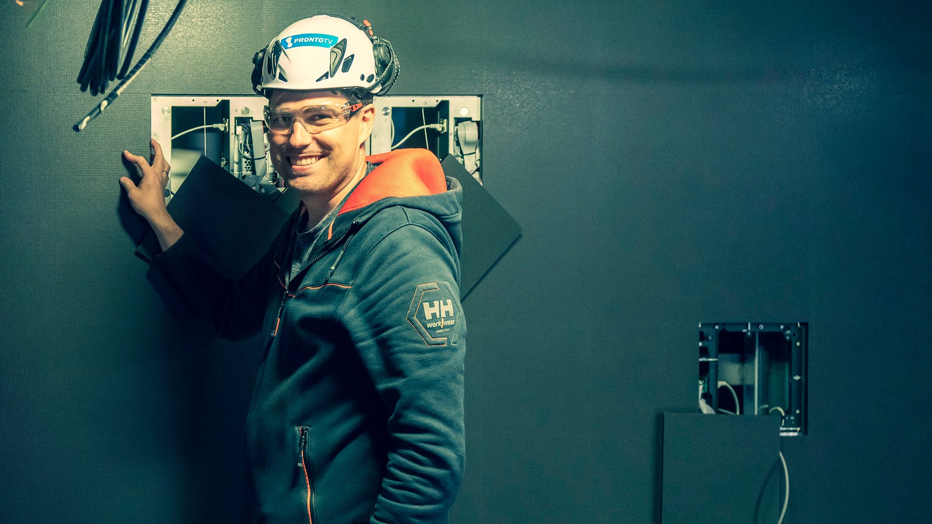 ZetaDisplay engineer fixing a digital display installation supported by secure IoT connectivity from Com4.