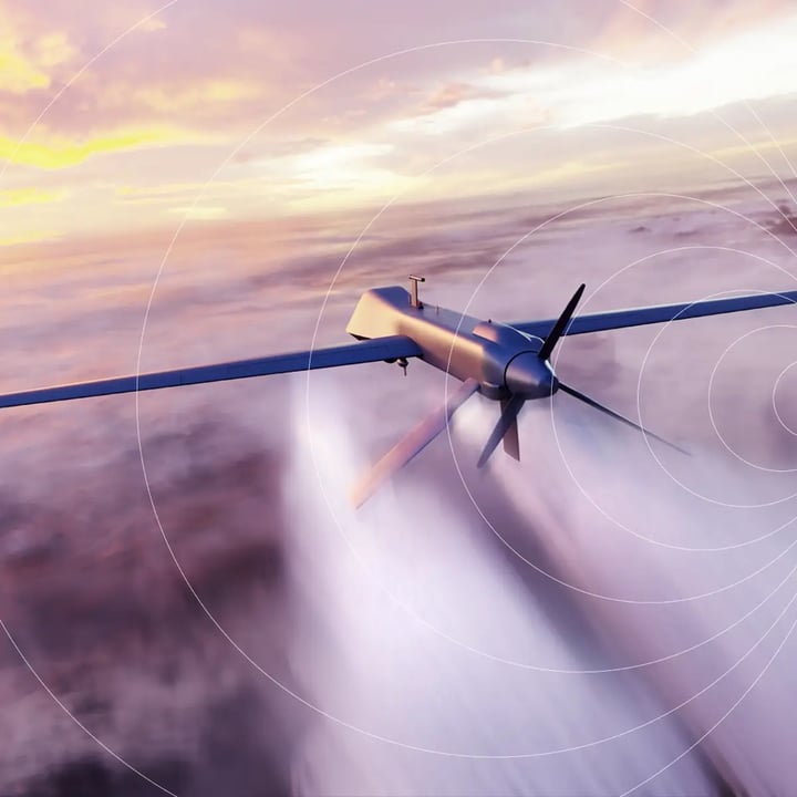 En militær overvåkningsdrone som flyr ved solnedgang med signalringer for IoT-tilkobling, og som illustrerer sikre trådløse nettverk for forsvarsoperasjoner.