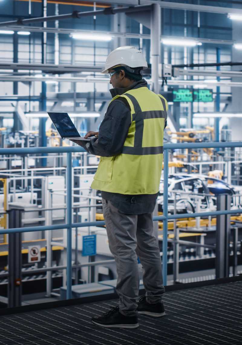 Industry-worker-with-screen