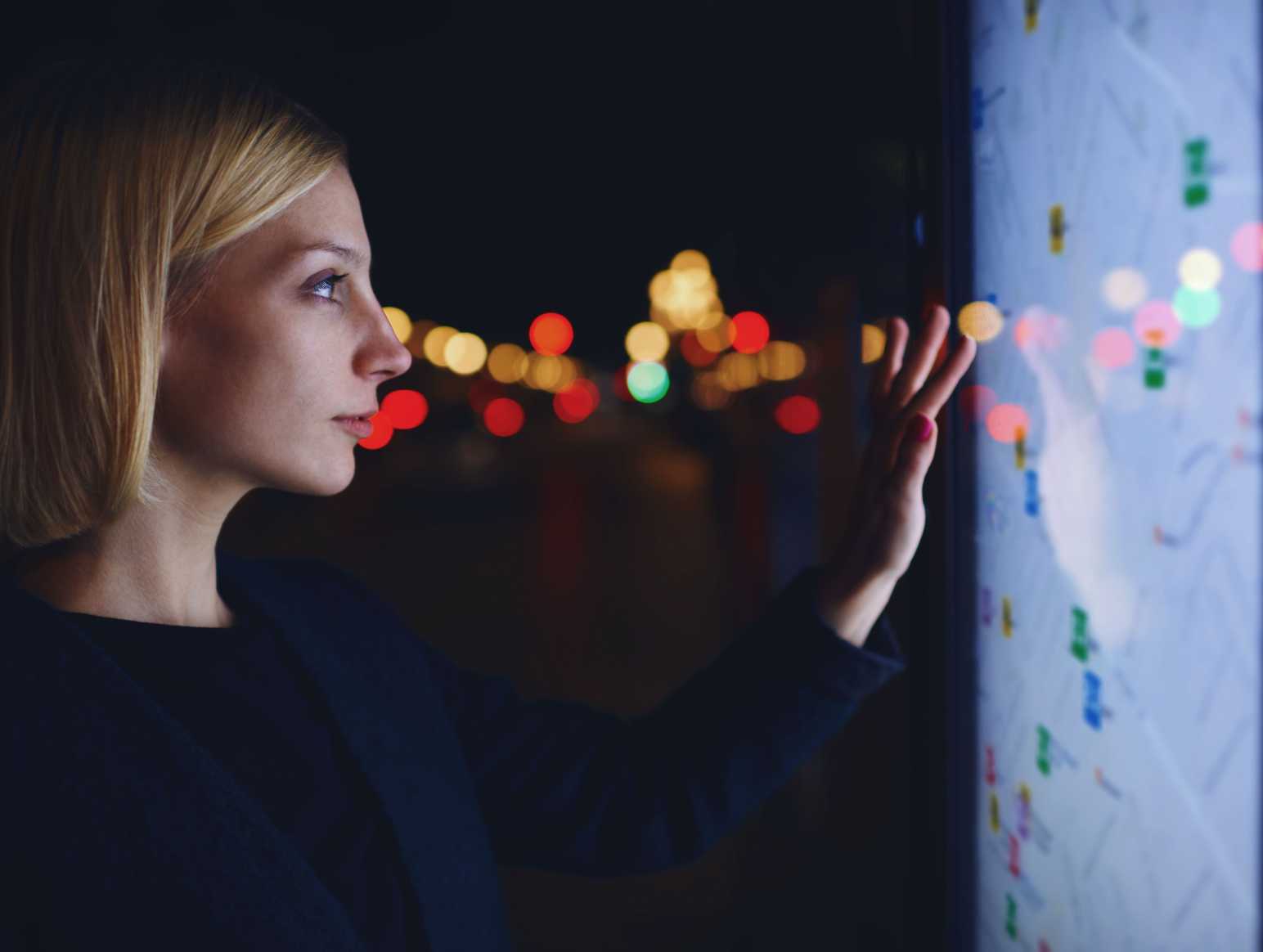 Woman-infront-of-screen small