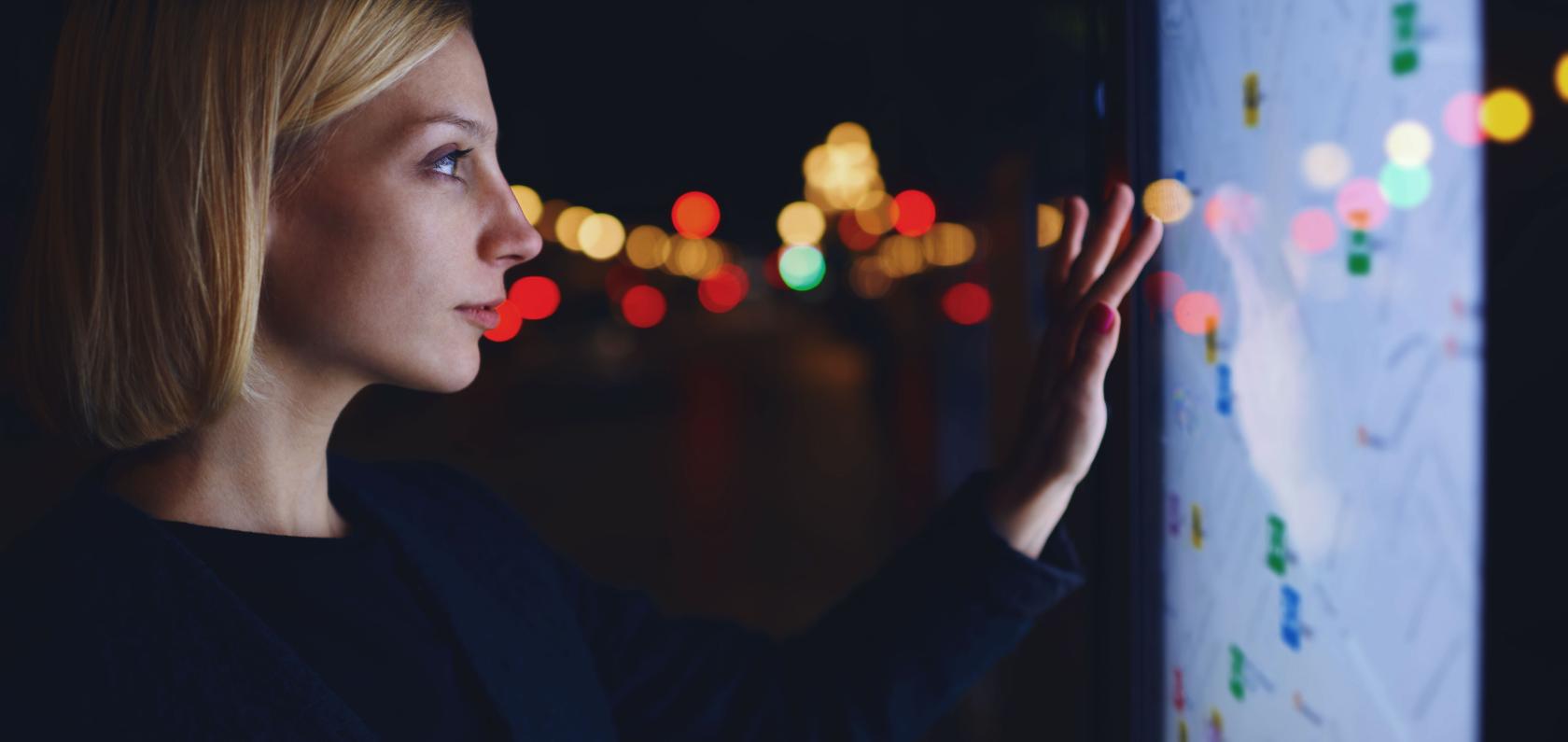 Woman-infront-of-screen top