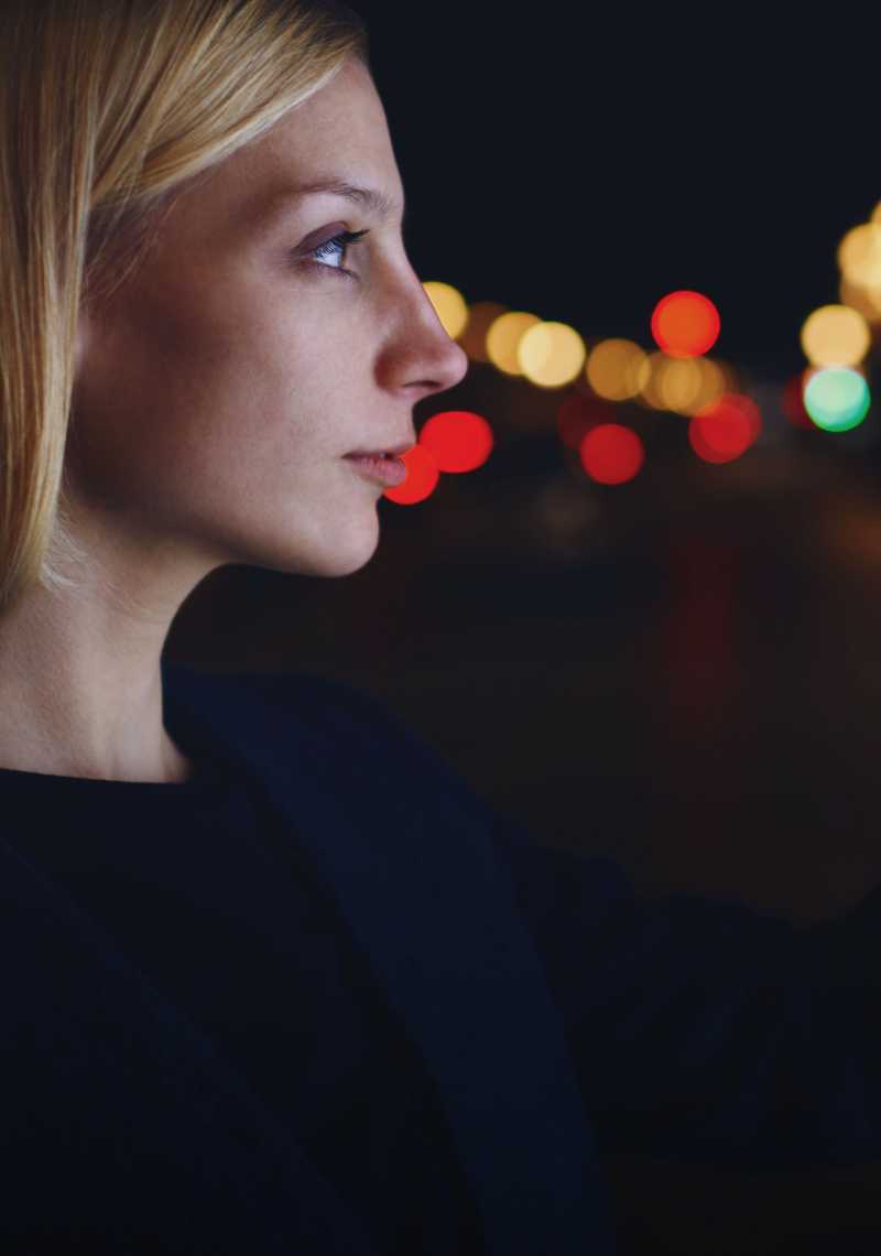 Woman-infront-of-screen-1