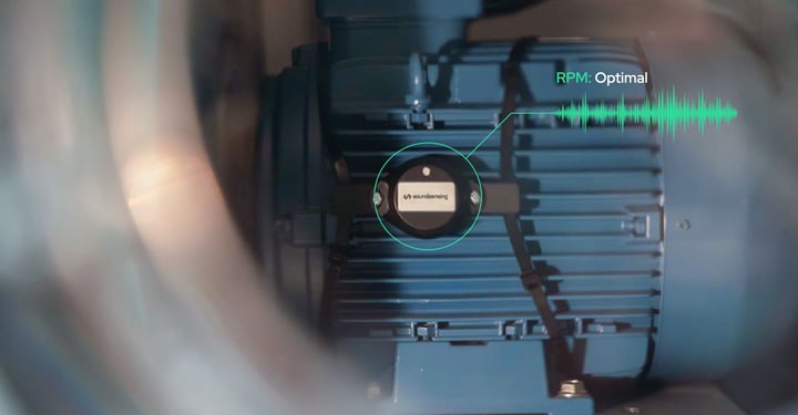 Industriell IoT BMS-sensor installert i et bygningsstyringssystem for overvåking av miljø- og driftsdata.