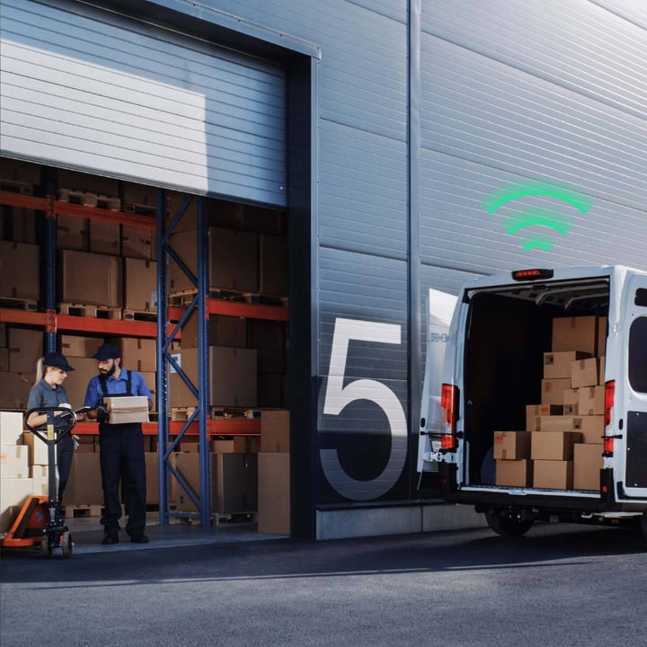 Il tecnico colloca gli asset tracker cellulari nell'area di carico mentre i pacchi vengono consegnati a un magazzino, consentendo di ricevere avvisi in tempo reale sulla posizione, la temperatura e gli urti tramite LTE-M/NB-IoT.