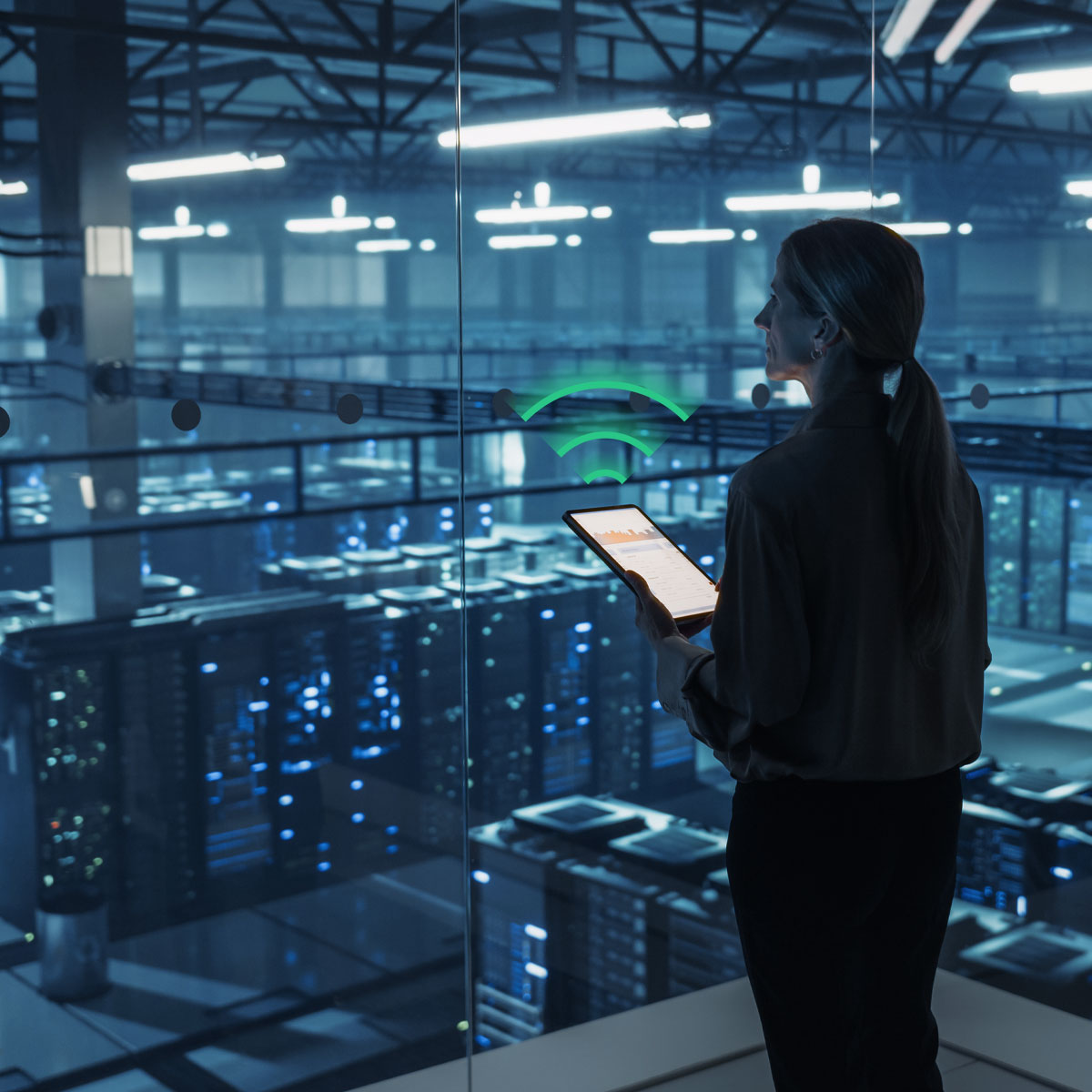 Visuell representation av IoT-tillgångsspårning, där sensorer på rörliga tillgångar skickar plats- och statusdata i realtid via säker mobil- och satellitanslutning till en central plattform för övervakning och analys.