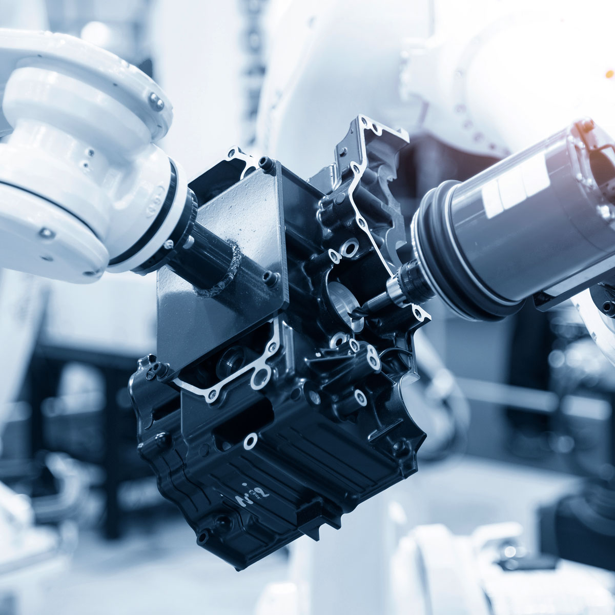 Fabrikkrobot med Com4 IoT SIM som gir optimalisert tilkobling og ytelse